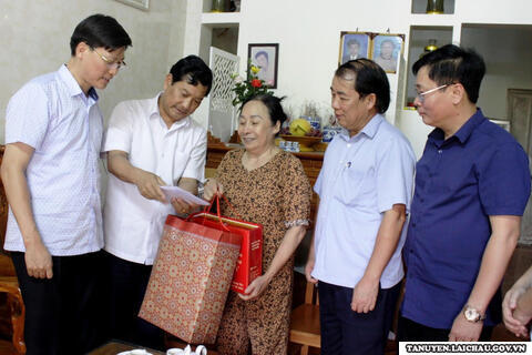 Đồng chí Chu Lê Chinh - Ủy viên Ban Thường vụ Tỉnh ủy, Phó Chủ tịch HĐND tỉnh thăm, tặng quà gia đình liệt sĩ tại cá cược xổ số trực tuyến
